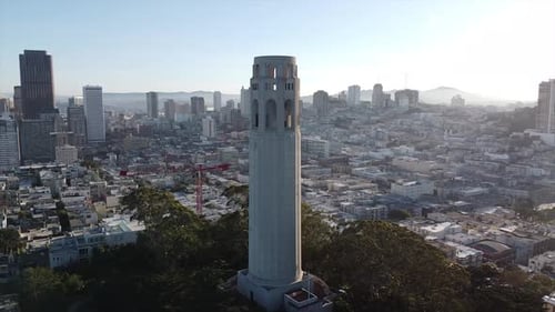 Der Coit Tower ist ein 210 Fuß hoher Turm im Stadtteil Telegraph Hill in San Francisco, Kalifornien, offe