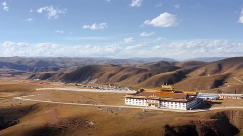 Edifício real vermelho, branco e dourado nas pastagens tibetanas de Sichuan Tagong, no oeste da China
