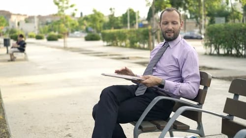 Geschäftsmann beendet die Arbeit am Laptop und streckt die Arme auf der Bank in der Stadt der 30er Jahre
