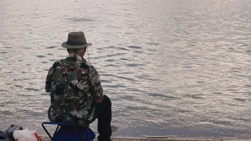 Velho solitário sentado perto da beira-mar 2