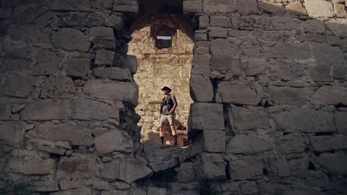 Voyageur dans un château médiéval abandonné