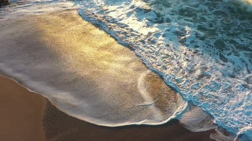 Luftbild, Meereswelle und Sandstrand