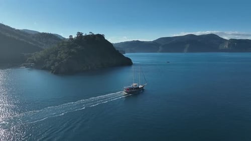 Navigation sereine : une perspective aérienne dévoile un majestueux voilier qui survole gracieusement le train