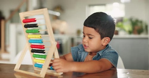 Educación, matemáticas y niño con ábaco para aprender, estudiar y enseñar para su desarrollo