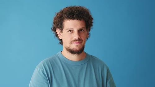 Nahaufnahme, glücklicher Mann mit Ok-Geste isoliert auf blauem Hintergrund im Studio