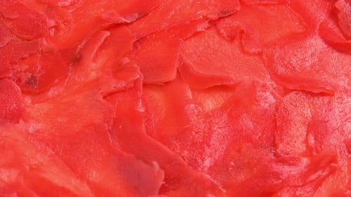 Le gingembre mariné rouge pour les rouleaux de sushi tourne comme le fond pour les restaurants, les bars, la restauration publique