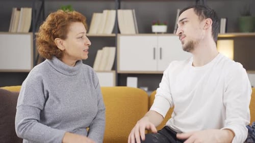 Madre e hijo tienen problemas.