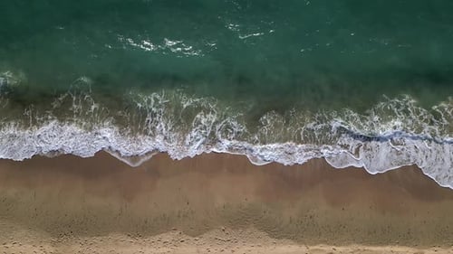 Blick von oben auf eine tropische Strandküste