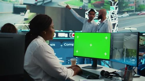 Un operador afroamericano trabaja con una pantalla aislada y un mapa satelital