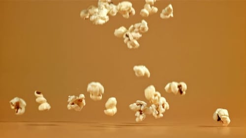 Popcorn fällt auf den Tisch, gefilmt mit einer Hochgeschwindigkeitskamera mit 1000 Bildern pro Sekunde