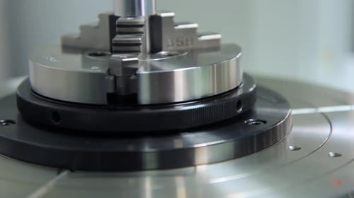 Peças metálicas produzidas na indústria pesada. Cortador girando no suporte. Equipamento de metalurgia