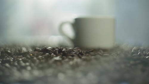 Der Duft von duftendem Morgenkaffee verbreitet sich im ganzen Haus