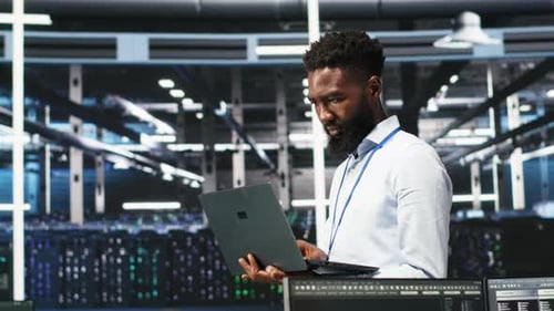 Happy Data Center Admin utilise la programmation Node Tree sur un ordinateur portable