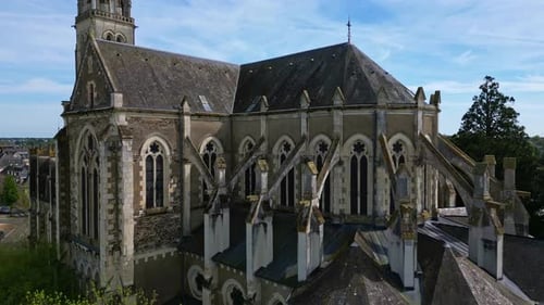 Église Saint-Rémi ou Saint-Rémy, Château-Gontier en France. Drone aérien ascendant et ciel pour copie