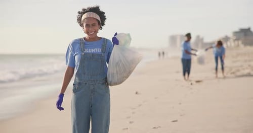 Playa, voluntaria o mujer feliz con una bolsa de plástico para un proyecto de sostenibilidad, ayuda o limpieza del océano