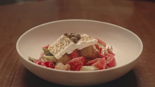 Salade au fromage feta dans un bol sur la table du restaurant