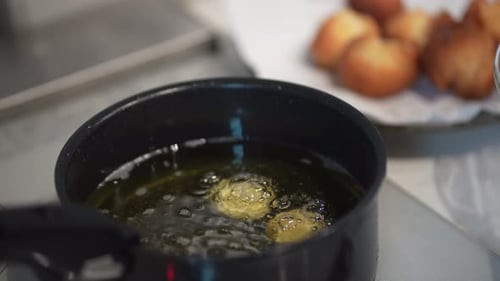 Eine Frau macht Sata Andagi