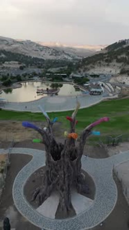Vidéo aérienne de Maale Adumim au-dessus d'un parc urbain.