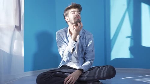 Gestresster Mann, angespannter Zustand.