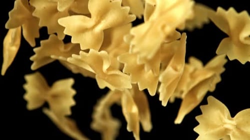 Pasta Farfalle seca voladora en cámara lenta filmada con una cámara de alta velocidad a 1000 fps