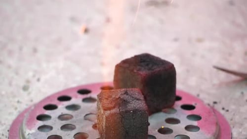 Blasen von Shisha-Kohle in Zeitlupe