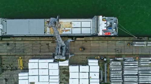 Drohnenaufnahme des Ladevorgangs von Frachtschiffen im Hafen