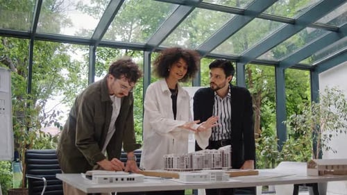 Architekturdesigner bewerten Wohngebäudemodelle