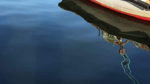 Spiegelung eines Fischerbootes auf Meerwasser 12