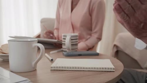 Des hommes d'affaires se réunissent au bureau pour discuter de l'accord