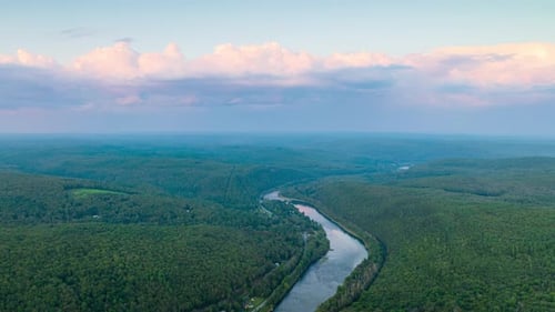 Hyperlapse bei Sonnenuntergang über dem Delaware River