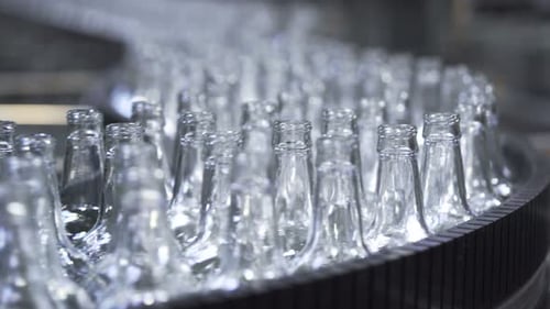 Bande transporteuse pour usine d'embouteillage automatisée