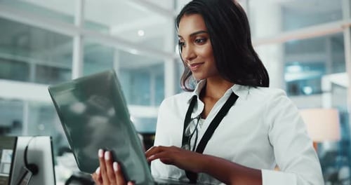 Sourire, femme et développeur sur ordinateur portable au bureau pour la recherche, la programmation et la mise à jour logicielle