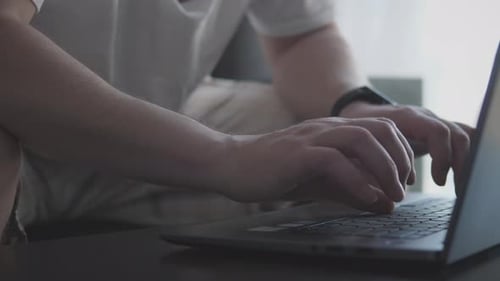 Freiberuflicher Programmierer arbeitet von zu Hause aus am Laptop