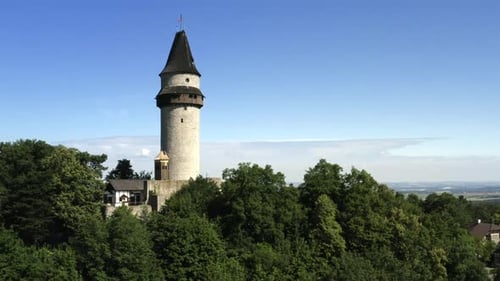 Возвышающаяся аэрофотосъемка исторического европейского замка, туристического центра