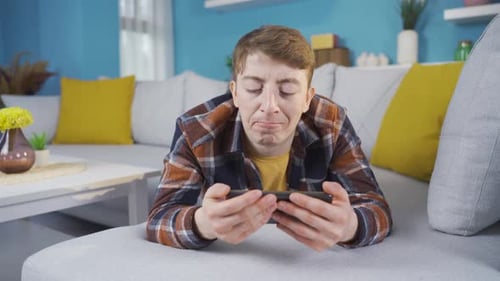 Junger Mann wurde durch Telefonnachricht am Boden zerstört.