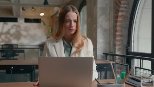 Caucasian Businesswoman Girl Female Employer Entrepreneur Office Business Woman Talking Emotional