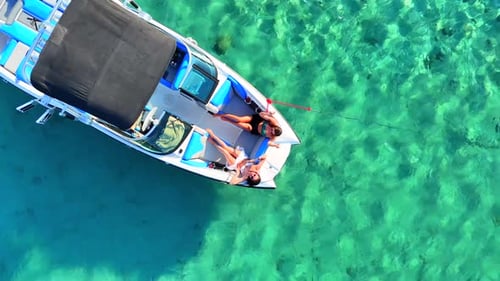 Deux femmes s'amusent sur le bateau.