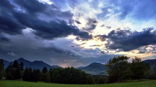 Disfrute de una vista impresionante de las montañas bajo las dramáticas nubes que crean un paisaje impresionante