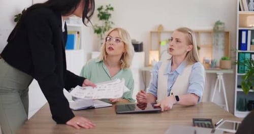 Chefe irritado lança documentos e motiva funcionários