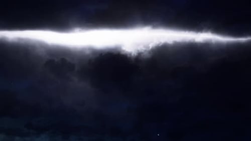 Gewitter in der Nacht am Himmel mit dunklen Wolken