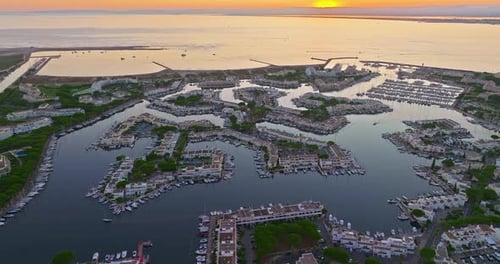 Vista aérea panorámica de Port Camargue brillando bajo el sol Vista aérea de la hermosa marina en