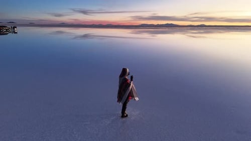 Vista aérea de una persona caminando, Salar de Uyuni, Bolivia.