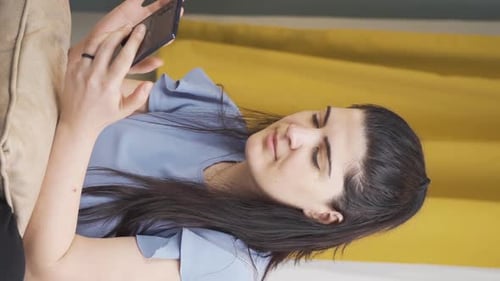 Vertical video of The woman on the phone.