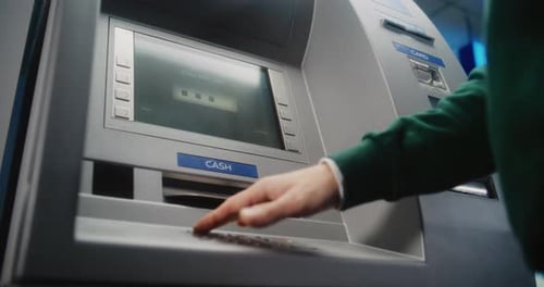 ATM-Benutzer, der den PIN-Code eingibt, Fehlermeldung auf dem Bildschirm des Geldautomaten wegen Geldmangels
