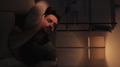 Vertikale unruhige Nacht Schlaflosigkeitsproblem Trauriger Mann