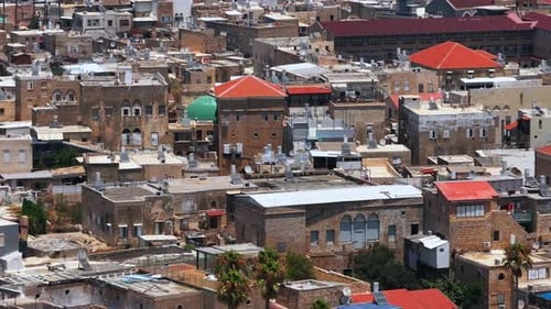 Toits de la vieille ville d'Acre avec dômes de mosquées et clochers