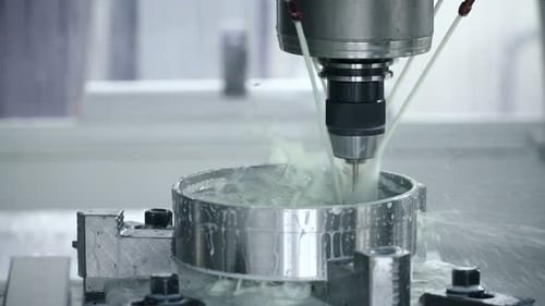 Abstrakter Prozess der Metallbearbeitung und maschinellen Herstellung von Pressformen. Präzises Fräsen