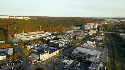 La végétation luxuriante de la forêt de Witomin et le paysage urbain de Gdynia à l'aube en Pologne. aérien