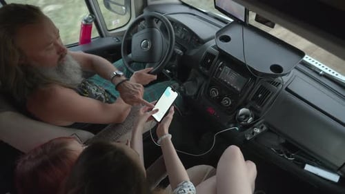 Dreiköpfige Familie genießt das Fahren eines Wohnmobils und einen Roadtrip