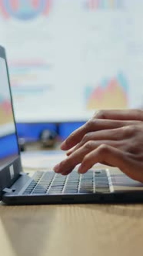 Nahaufnahme der Hände eines Mannes, der auf der Tastatur die erforderlichen Informationen in den Computer im Büro eingibt